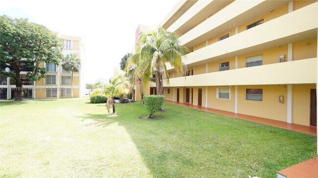 Building Photo - 9180 Fontainebleau Blvd