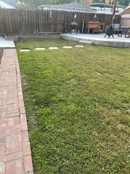Large shared backyard - 327 Aliso St