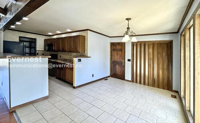 Building Photo - 3 Bed/2 Bath Home with Garage / Pet-Friend...