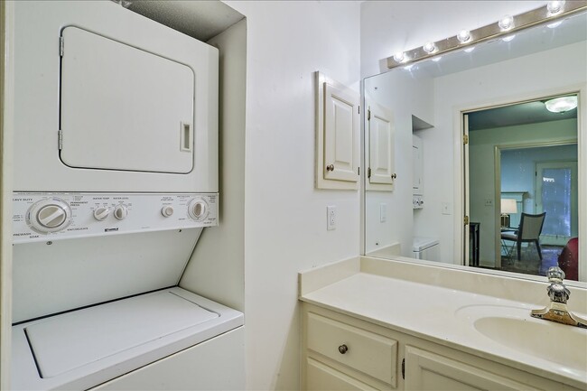 Building Photo - 1332 Roxbury Ct