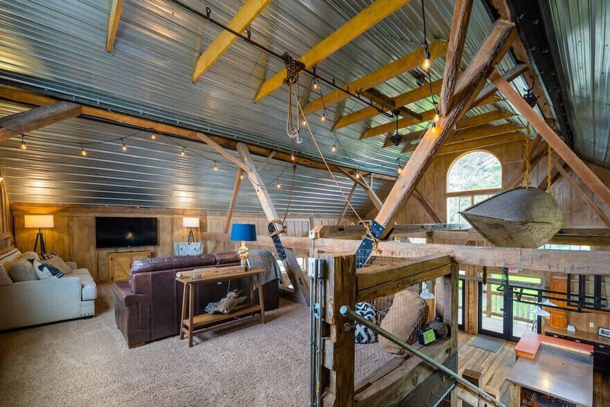 Building Photo - 2002 N Lynndale Dr