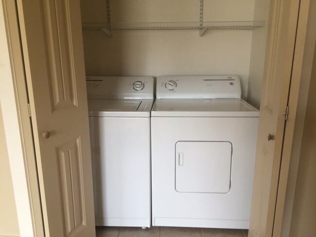Building Photo - 2 Bedroom 1 Bathroom Apartment ** NEW PRIC...