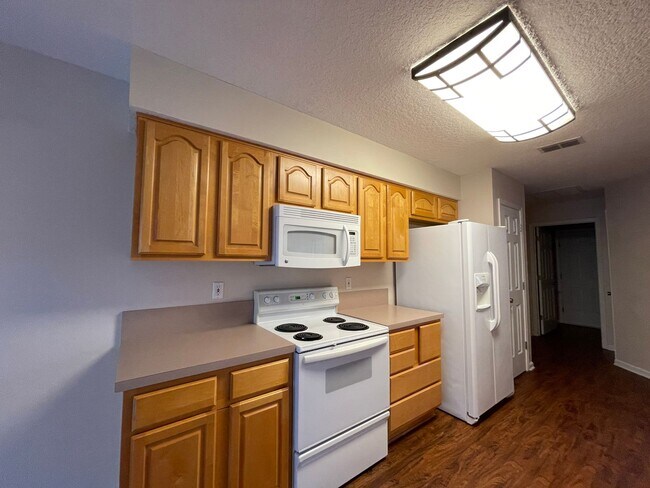 Building Photo - **COMING SOON** Large Three bedroom in Orange Park