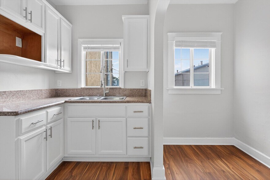 Building Photo - 905 Cherry Ave