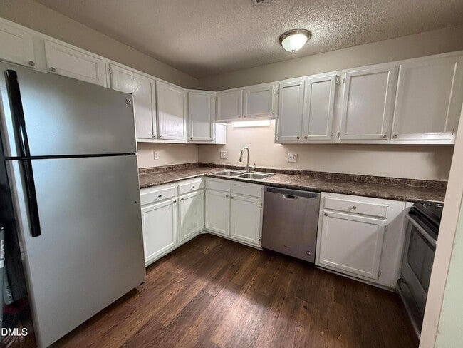 Building Photo - 4822 Hollenden Dr