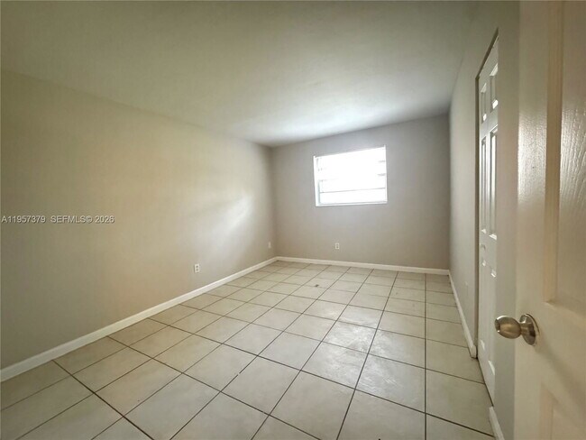 Building Photo - 1370 NE 119th St