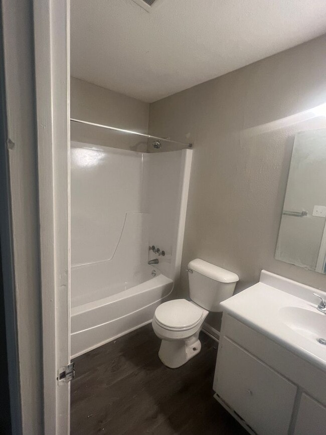 Building Photo - Spacious One Bedroom Unit