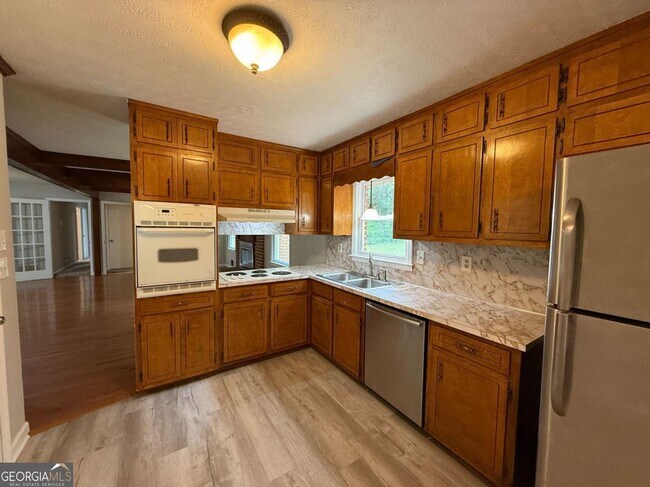 Building Photo - 3155 Oak Dr