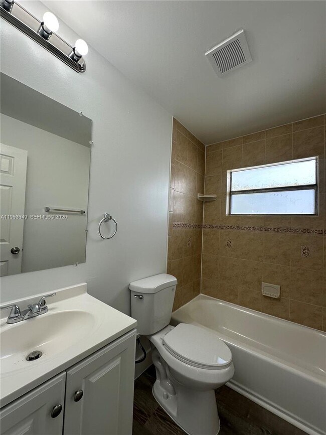 Building Photo - 5841 SW 36th Ct