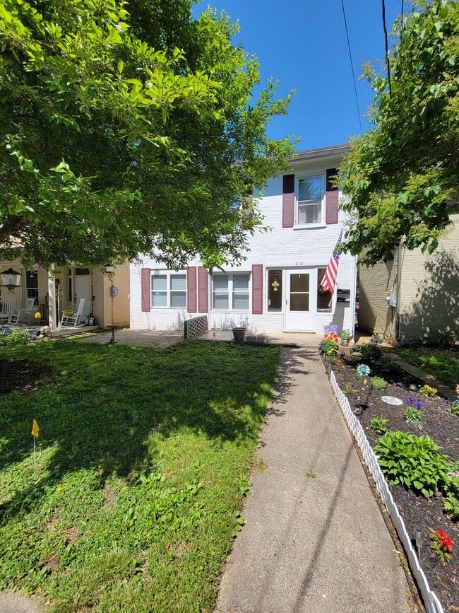 Building Photo - 213 S Washington St