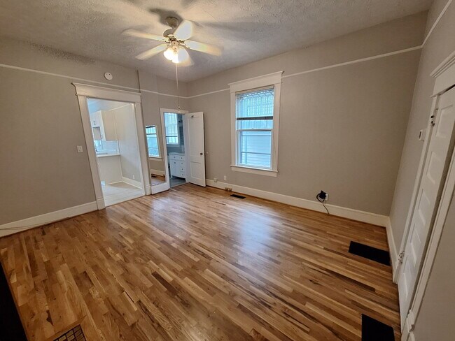 Building Photo - 852 Monroe Dr NE