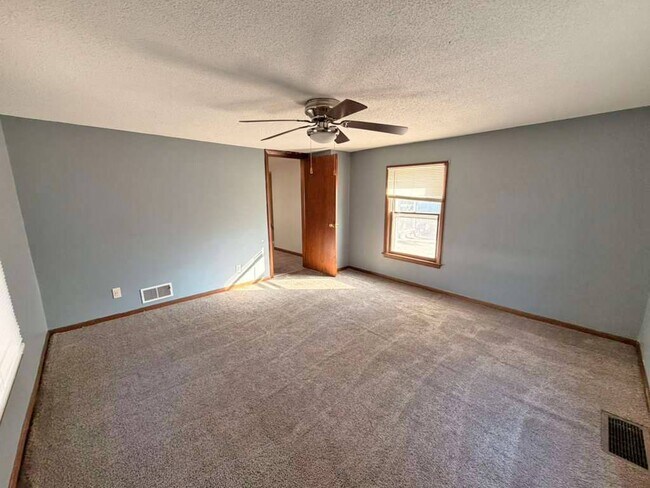 Building Photo - 2130 S Riverside Dr