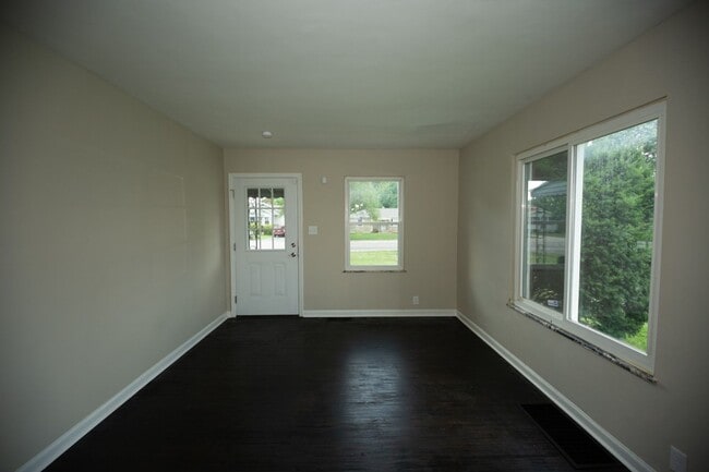 Building Photo - 2 Bed 1 Bath Home located in Warren Township