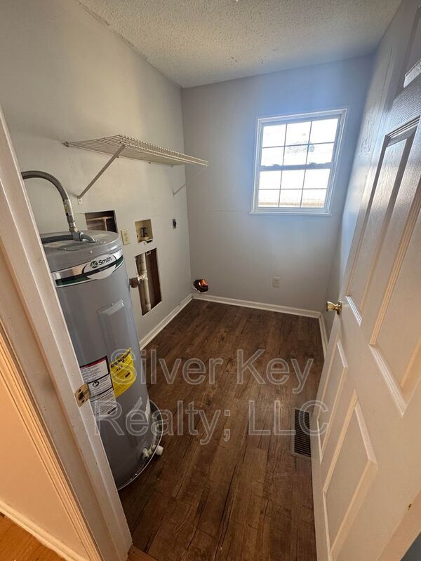Building Photo - 702 Eastanallee Ave
