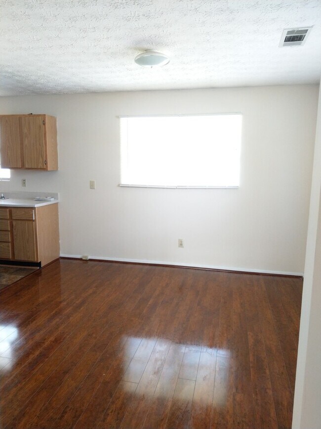 Building Photo - Move In Ready 3 Bedroom 2 Full Bath Home! ...