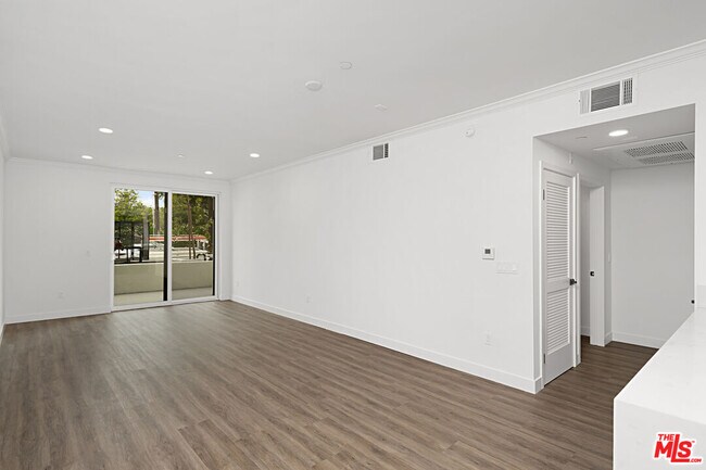 Building Photo - 6144 Whitsett Ave