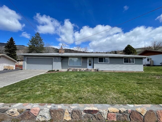 Primary Photo - 3 Bedroom, 2 Bath Moyina Heights Home