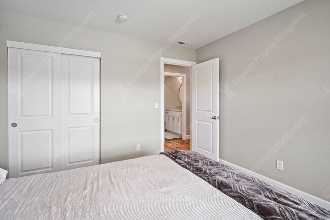 Building Photo - 3BR - 2BA Modern Living in a Quiet Cul-de-Sac