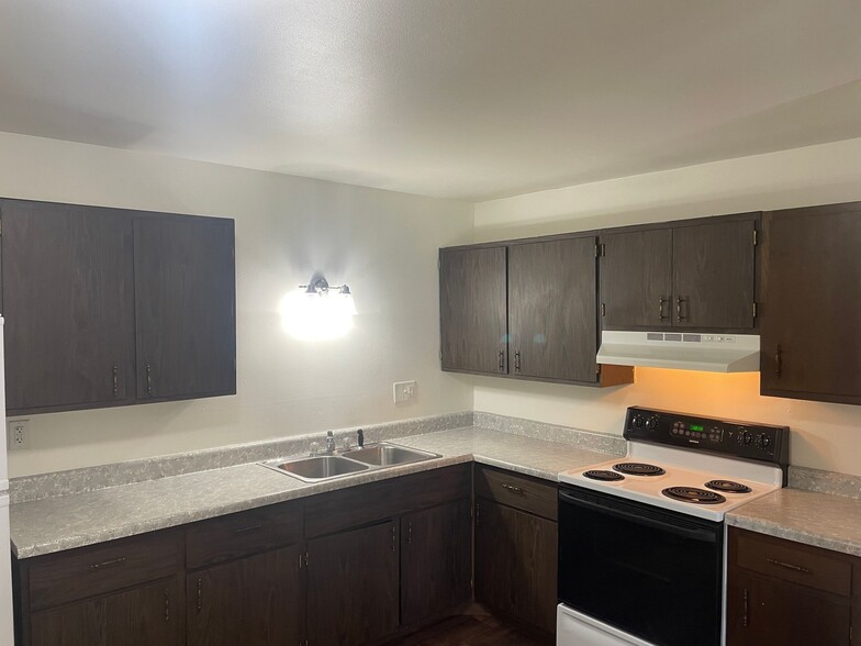 Building Photo - Large 2 bedroom 1 bath with balcony and ga...