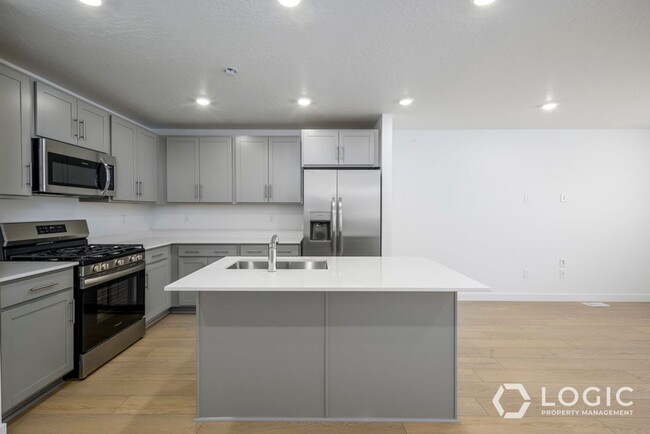 Building Photo - Beautiful Brand New Townhome in Great Eagl...