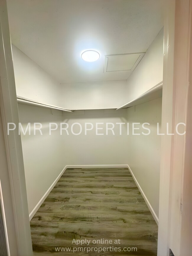 Building Photo - 3 Bedrooms / 2 Bathrooms House