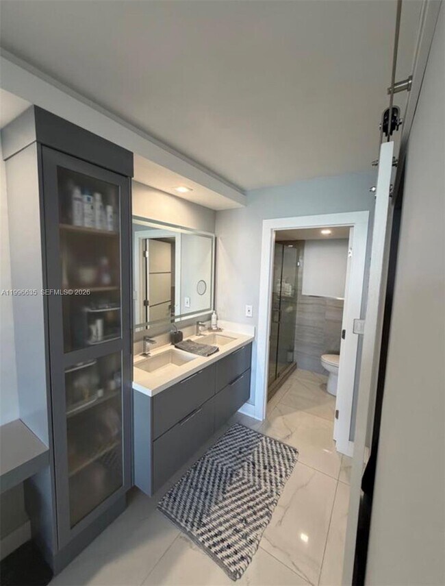 Building Photo - 1420 Brickell Bay Dr