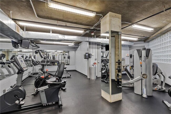 Building Photo - 3235 Roswell Rd NE