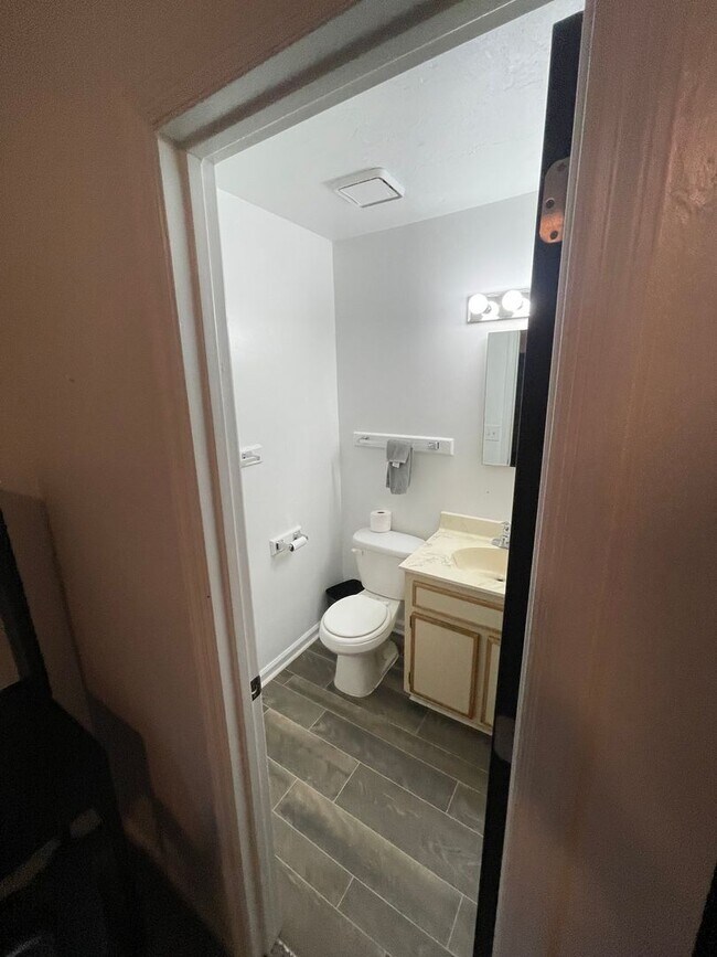 Building Photo - MOVE IN SPECIAL!! Super Cute 2 bedroom townhome!