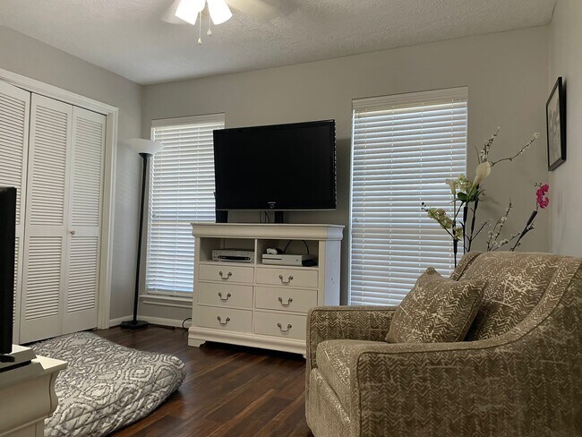 Building Photo - 14227 Sandfield Dr