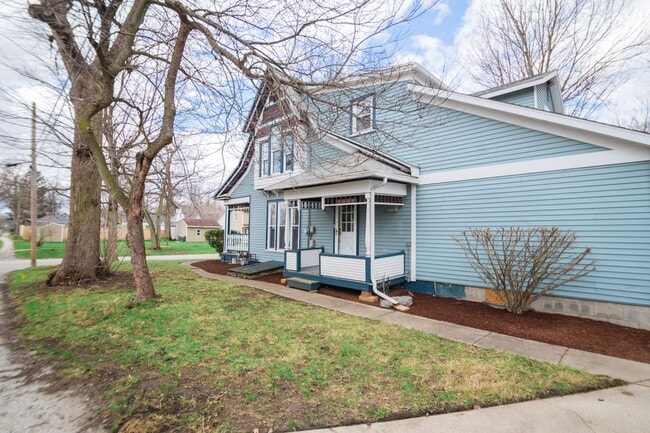 Building Photo - 3 bed 1.5 bath Downtown Valparaiso Home