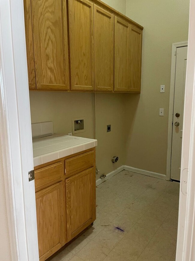 Building Photo - Available Now! Stunning 4 Bedroom, 3 Bathr...
