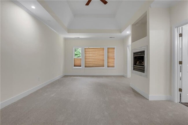 Building Photo - 3228 Silver Lake Dr NE