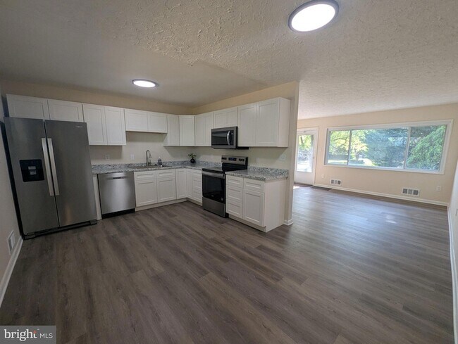 Building Photo - 6327 Willowood Ln