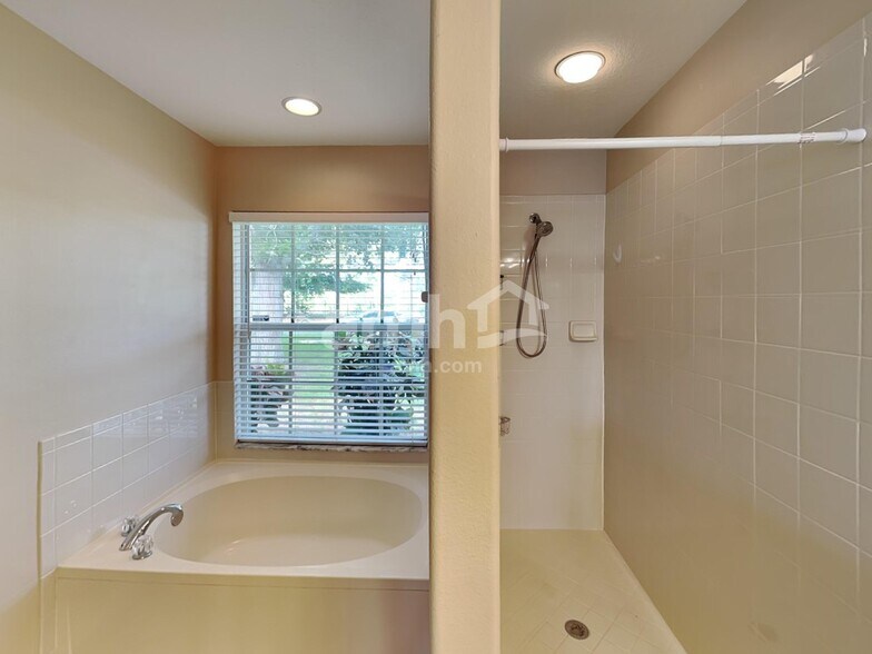 Building Photo - 6435 Clair Shore Dr