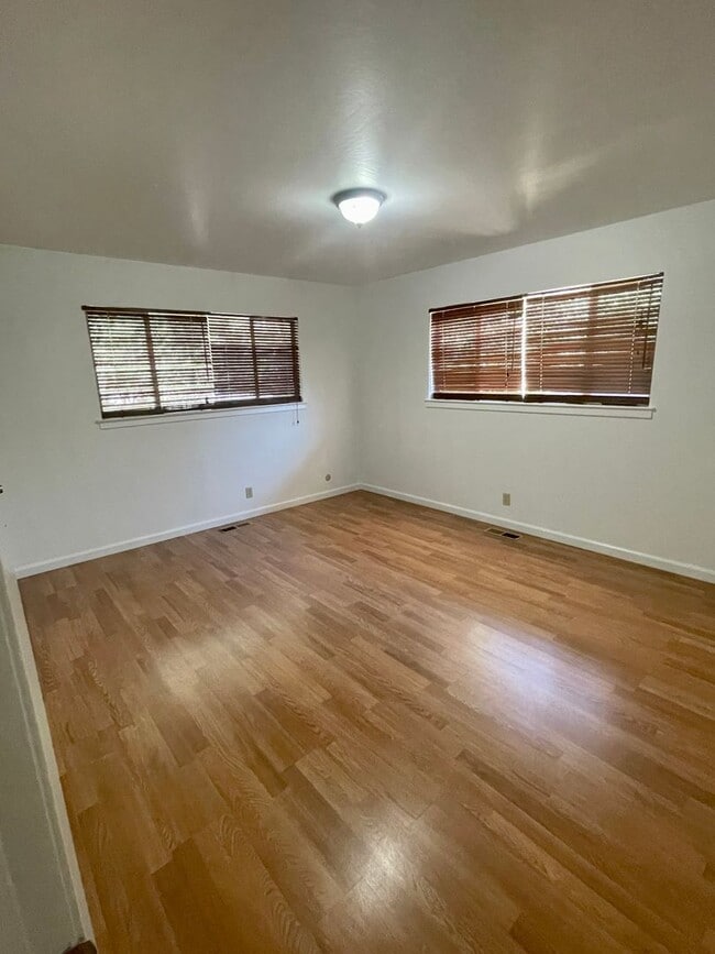 Building Photo - Gorgeous 3 bed 2 bath! (Please read entire ad before showing)
