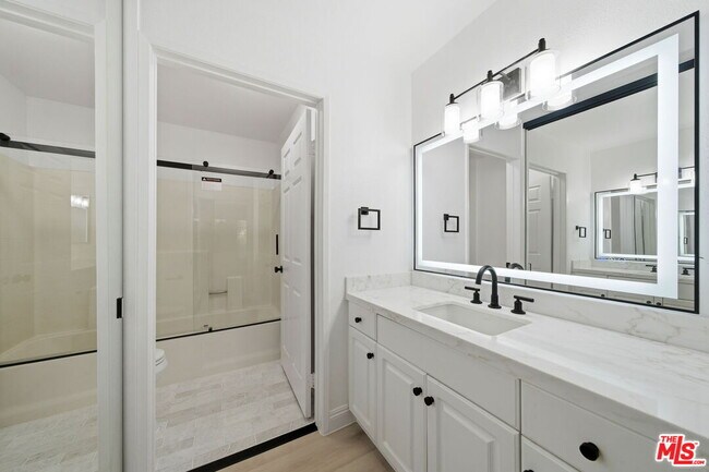 Building Photo - 5530 Owensmouth Ave