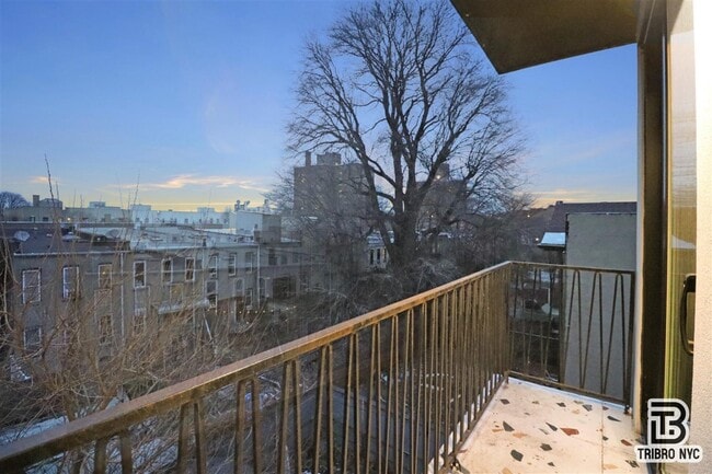 Building Photo - Hull Street