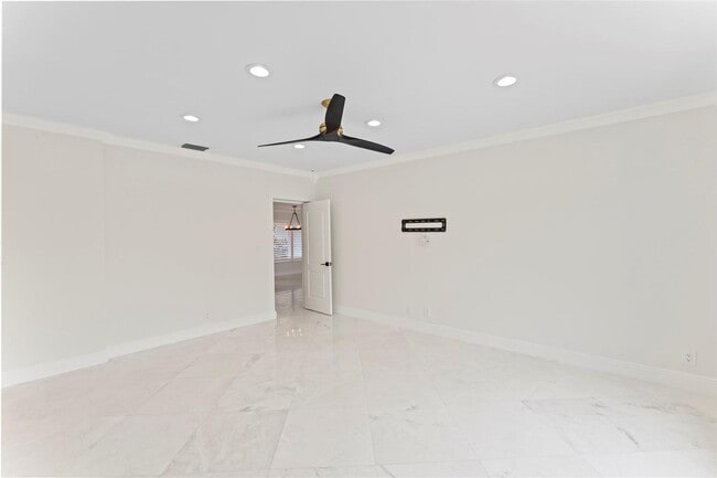 Building Photo - 2530 NE 49th St