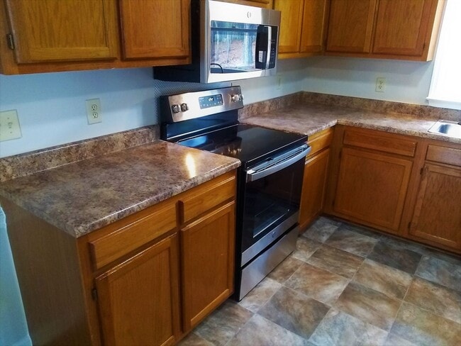 Building Photo - UPDATED & SPACIOUS 3 Bedroom 2 Bathroom home close to SHOPPING & FT BRAGG!!