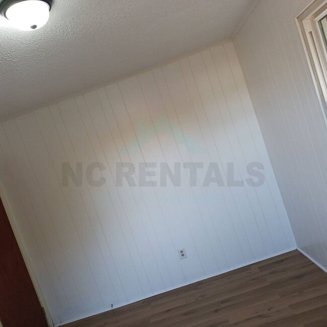 Building Photo - COMING SOON: Recently Renovated 2-Bedroom ...