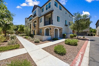 Building Photo - 1632 E Lowell Ave