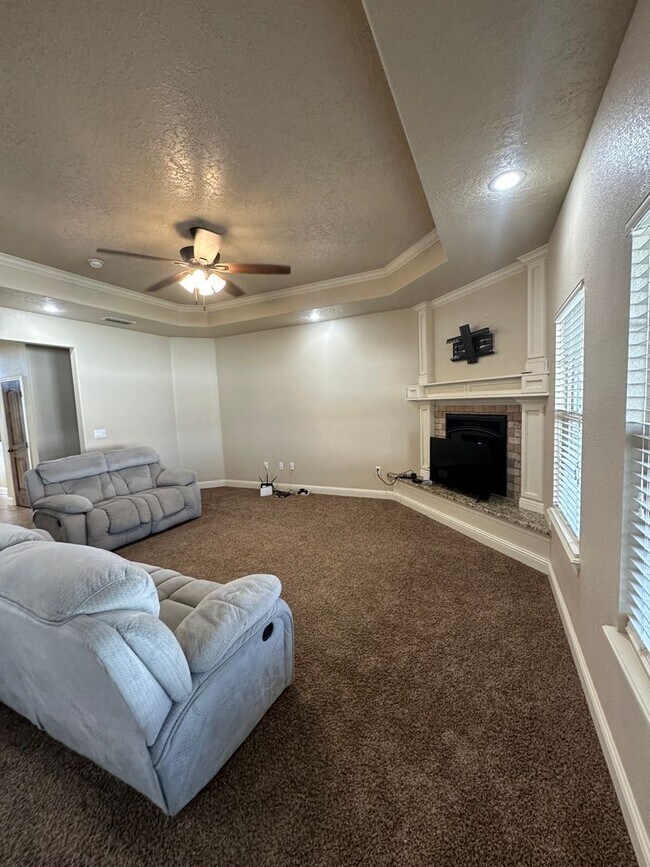 Building Photo - Stunning 4 Bed Home! 3 Car garage ! Mesa School District!