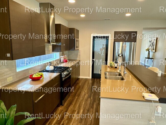 Building Photo - Stunning MainVue Home at Vista Pointe