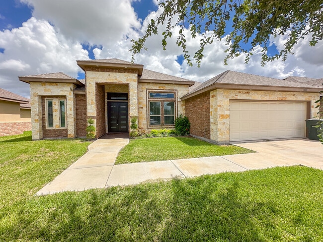 Building Photo - 814 Knotty Pine Ln