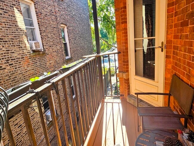 Building Photo - 1234 W Argyle St