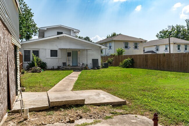 Building Photo - 7837 Detroit St