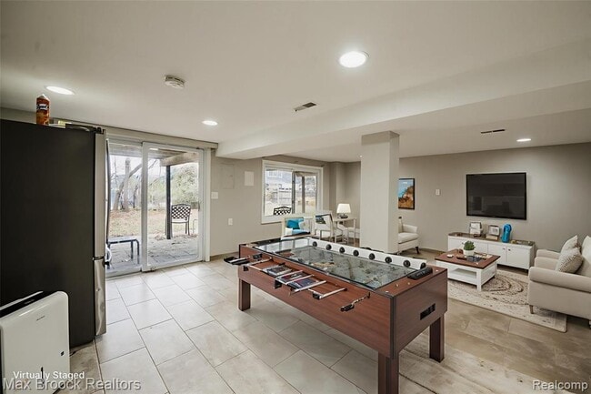 Building Photo - 5528 Sunnycrest Dr