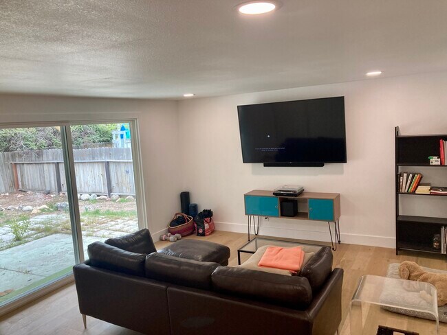 Downstairs room (1) - 1270 Kirston St