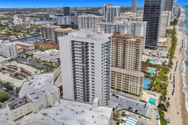 Building Photo - 3140 S Ocean Dr