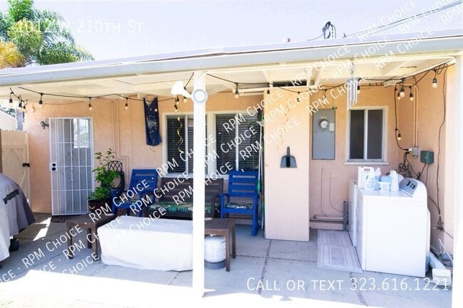 Building Photo - 1012 W 210th St